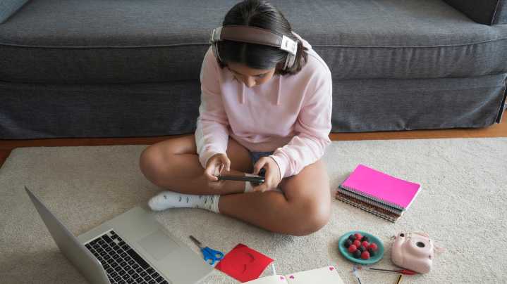 Social media use linked to lower reading, memory scores in preteens : Shots