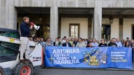La "protesta de la excavadora" reclama en las calles de Oviedo "echar abajo las casetas del peaje del Huerna"