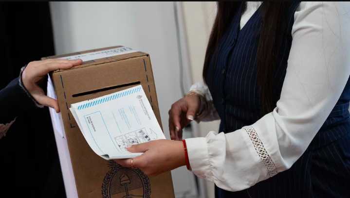 La Justicia sancionará con multas de $77.000 a las personas que se saquen fotos con su voto