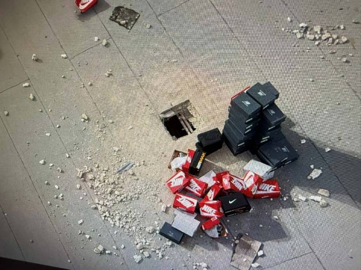 Ladrones perforan techo y roban miles de dólares en calzado deportivo de centro comercial de Florida