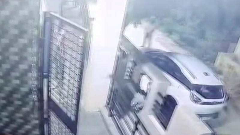 Pervert roams around naked in Challakere, leaves women distressed