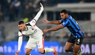¡Se encienden las alarmas! Santiago Giménez abandona el Atalanta vs Milan por lesión