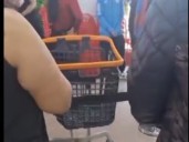 Indignación en Chubut: comerciantes golpean a cachetadas a un nene en un bazar chino por tocar un peluche y los clientes se atrincheran