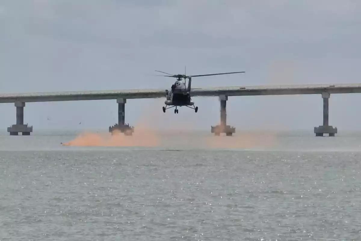 Simulacro naval sorprende en Ciudad del Carmen: helicóptero desciende sobre la Laguna de Términos