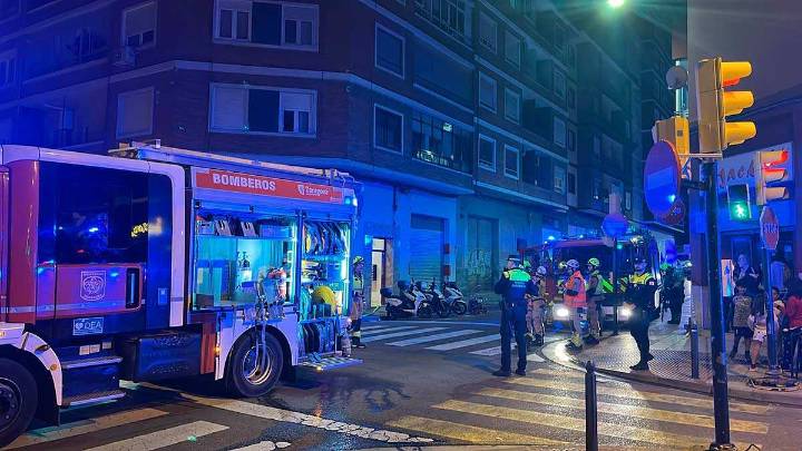 El incendio en un piso de viviendas del centro de Zaragoza obliga a intervenir a los Bomberos