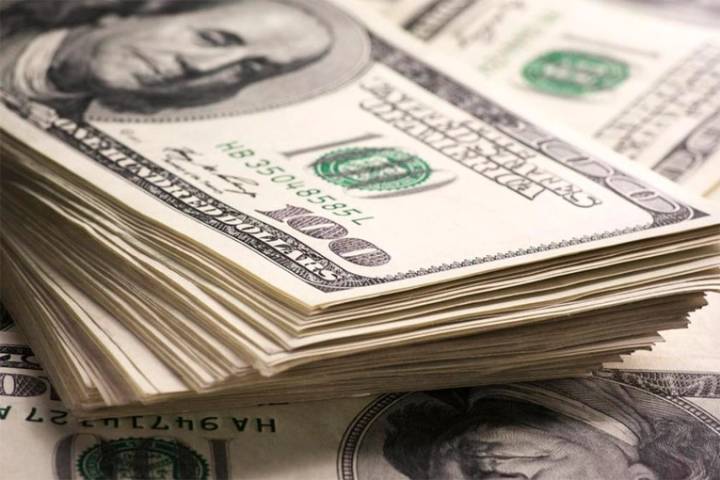 El dólar oficial cerró a $1.454 y el mercado cambiario sigue bajo presión