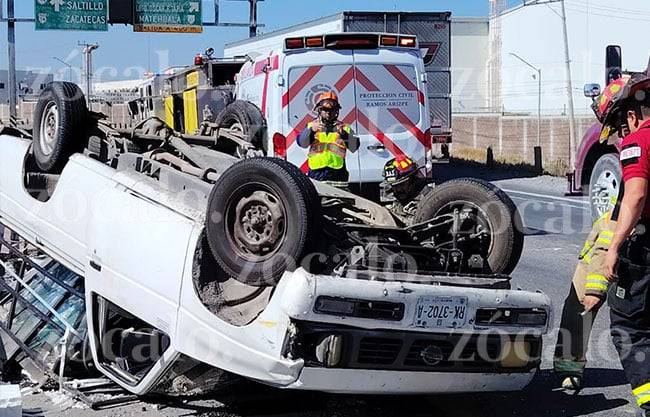 Falla en neumático provoca volcadura en la carretera Monterrey
