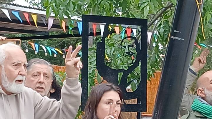 Día de la Lealtad: militantes peronistas reclamaron la restitución de los bustos de Perón y Evita en Juana Koslay