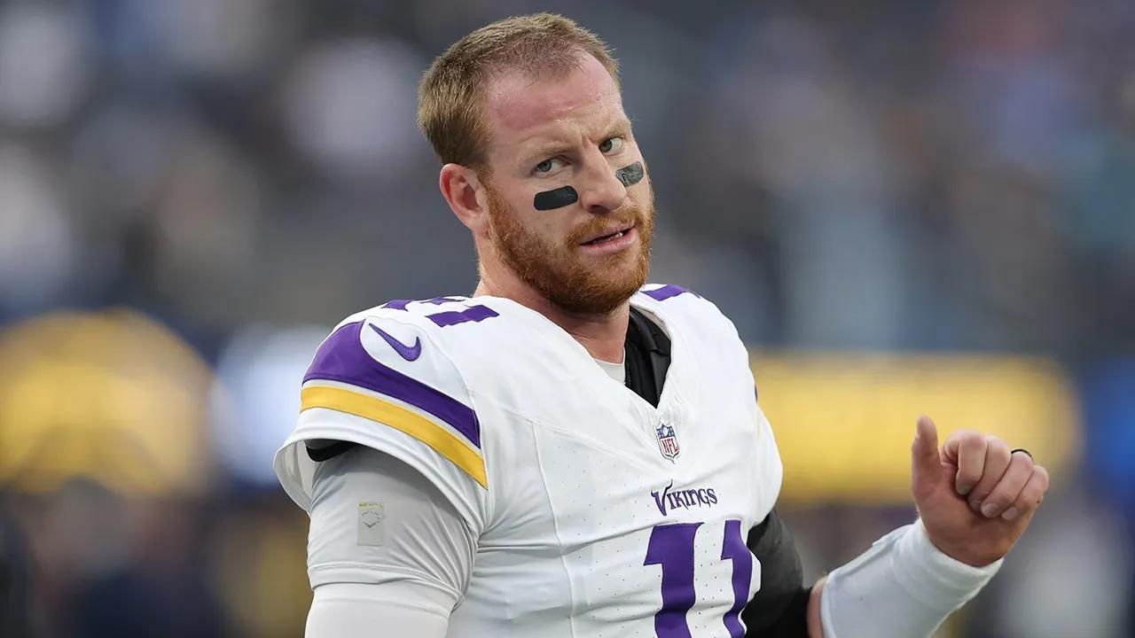 Vikings' Carson Wentz hits IR
