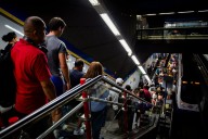 La odisea del metro de Madrid en hora punta: trenes llenos, andenes sin acceso por las aglomeraciones y ‘pastores’ de pasajeros