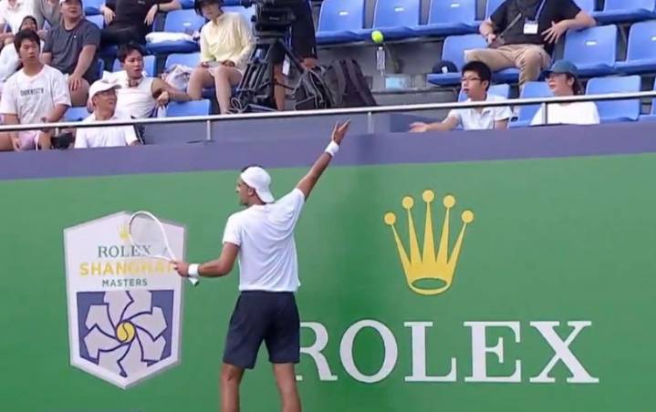 Shanghai Masters: Bizarre Scenes Unfold as Fan Nearly Escapes Being Hit by a Tennis Racket During the men's doubles at the Shanghai Masters, a moment involving a fan who narrowly avoided being hit by 