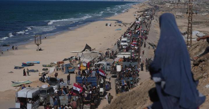 Palestinians return to ruins and US troops land in Israel as Gaza ceasefire holds