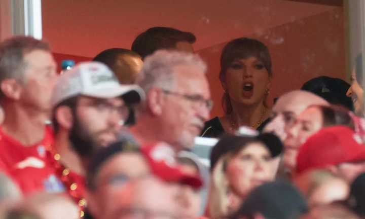 Taylor Swift reaparece en un juego de los Chiefs tras anunciar su compromiso con Travis Kelce