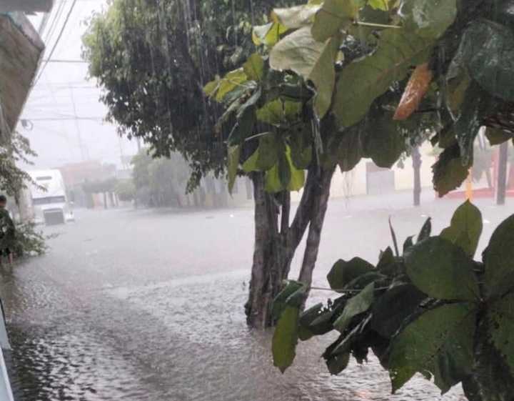 LLUVIAS provocan severas afectaciones en Suchiate; desalojan a familias
