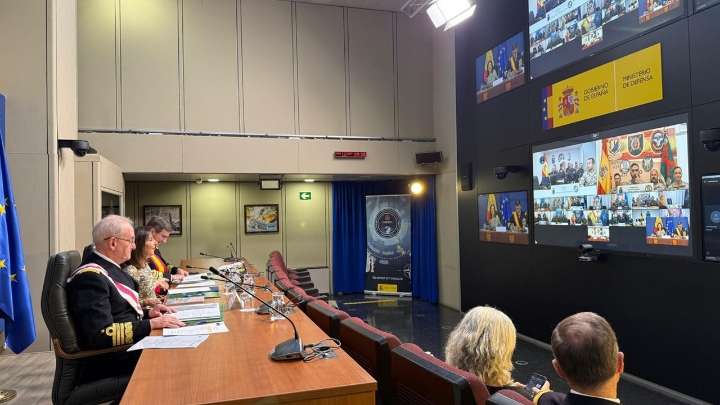 Robles pide que la bandera "ondee bien alto" en recuerdo de nuestros militares en el exterior