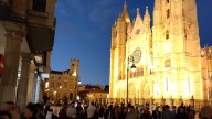 El centro de León se mantiene colapsado de personas durante este sábado víspera de San Froilán