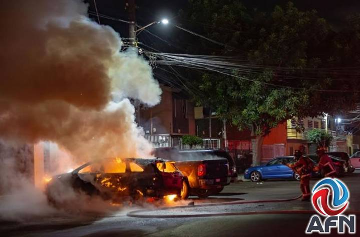 Detienen a una pareja por quemar vehículo en la Zona Norte