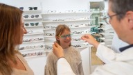El Gobierno aprueba una ayuda "excepcional" de 100 euros en 2026 para comprar gafas y lentillas a menores de 16 años