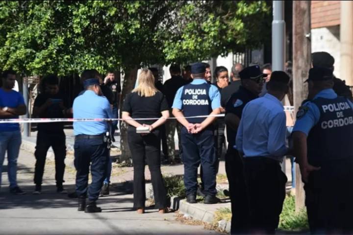 Hallaron a una mujer muerta con signos de mutilación en su casa: hipótesis