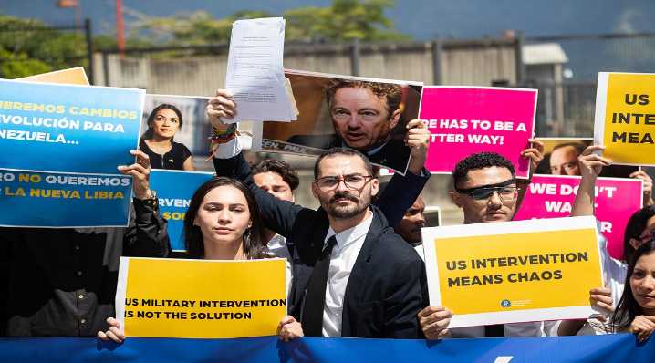 Jóvenes venezolanos protestan ante Embajada de EE.UU. en contra de una intervención militar 27 de octubre de 2025 | País Cabrera indicó que le enviaron una carta al senador republicano Rand Paul, quie