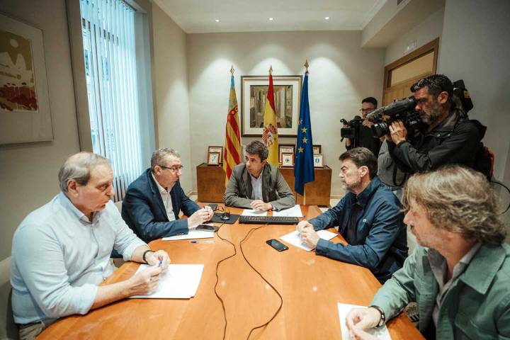 Mazón se desplaza a la Vega Baja de Alicante para seguir la evolución de la dana Alice