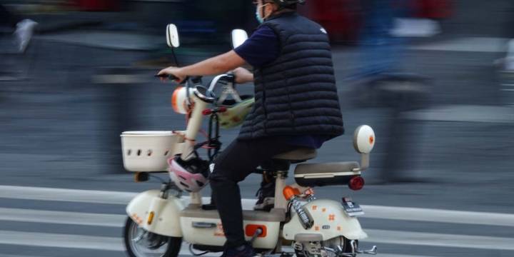 Casco, placas y cero distracciones: así quiere cuidar la CDMX a quienes ruedan con batería