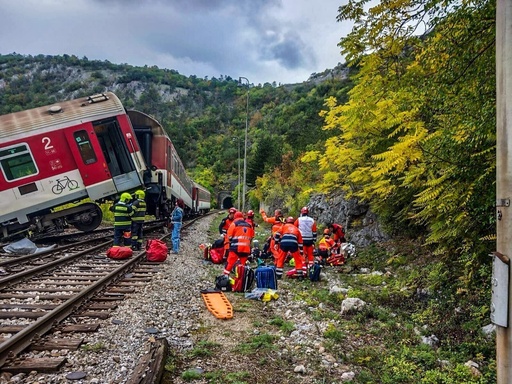 Decenas de heridos, dos en estado crítico, tras un choque entre trenes rápidos en Eslovaquia