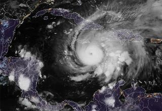 El huracán Melissa subio a categoría máxima y se dirige a Jamaica