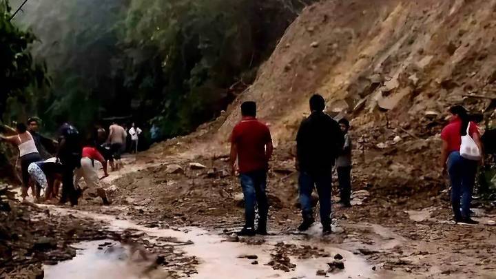 Complica deslizamiento de tierra tránsito en camino entre Tlaxcalantongo y Villa Ávila Camacho en Xicotepec