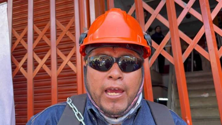 Puno: Trabajadores de construcción civil se encadenan en Gobierno Regional