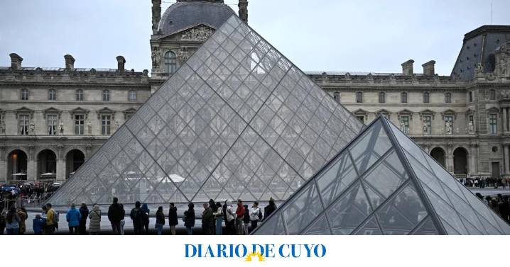 Jefa del Louvre culpa a cámaras de seguridad del robo de 102 millones de dólares en joyas