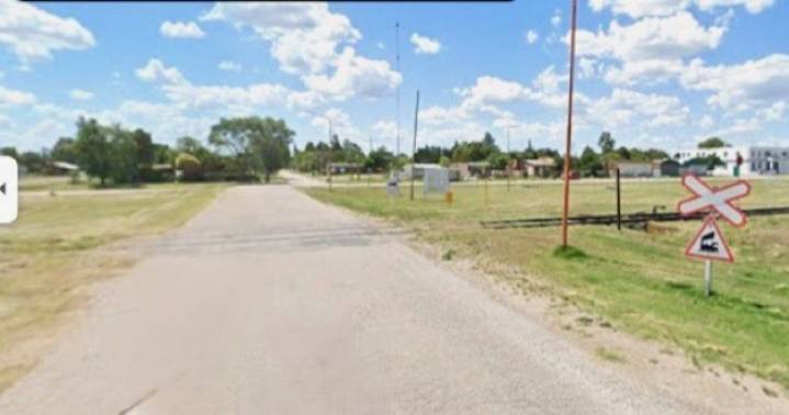 Arroyo Corto Proponen reforzar la señalización en el paso a nivel de ingreso a Arroyo Corto