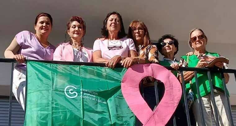 Chipiona se vuelca en la lucha contra el cáncer de mama con la campaña ''Nos lo tomamos a pecho''