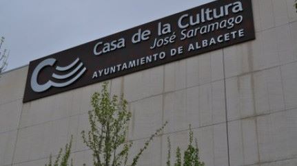 El Ayuntamiento hará obras de reparación y mejora en las fachadas de la Casa de la Cultura José Saramago, con una inversión prevista de más de 130.000 euros El alcalde Manuel Serrano anuncia important