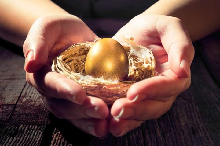 Granjero en Bolivia descubre «huevo de oro» dentro de una gallina, desatando fiebre de especulación en su pueblo