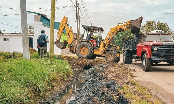 En forma simultánea, la Municipalidad trabajó en la limpieza de desagües pluviales en seis barrios capitalinos