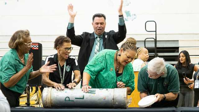 Piedmont Lakes Middle School opens time capsule from 2000