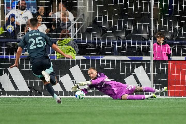 Deadspin | Sounders hold off late Timbers rush to notch 8th shutout of season
