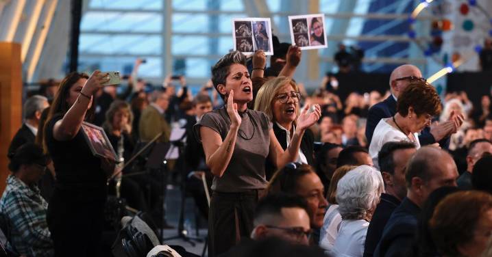 Familiares de las víctimas de la dana reciben a Mazón a gritos de "asesino" y "cobarde"