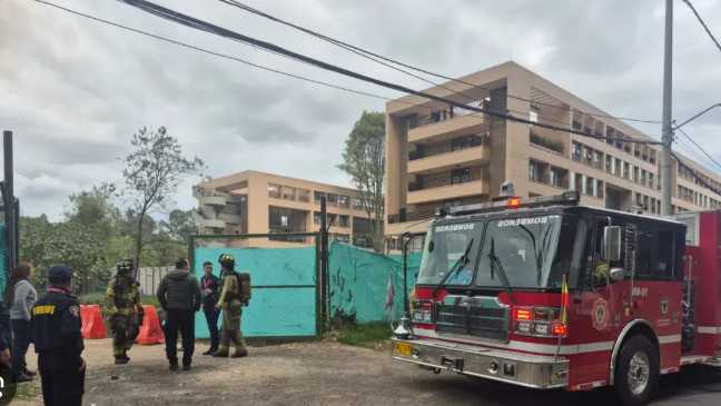 Un incendio de grandes proporciones se registró en la tarde de este martes en las instalaciones del colegio Don Bosco, ubicado en la localidad de Engativá, al occidente de Bogotá.