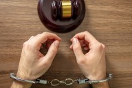 Un hombre que pasó 43 años en prisión antes de que se anulara su condena ahora se enfrenta a la deportación