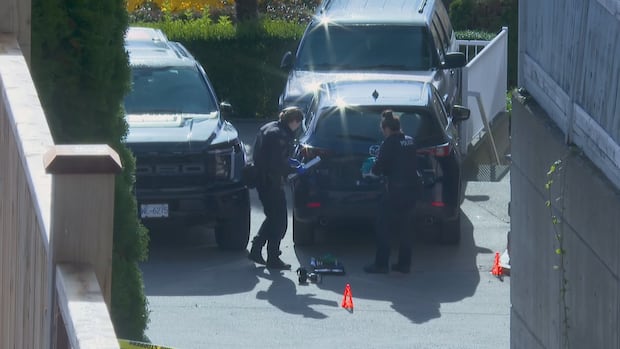 2 men arrested in extortion-related shooting in Surrey, B.C.: police
