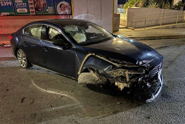 Ebrio destruye su auto al impactarse contra banqueta y teléfono público, en Saltillo
