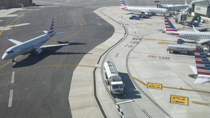 Dos aviones colisionan "a escasa velocidad" en un aeropuerto en Nueva York