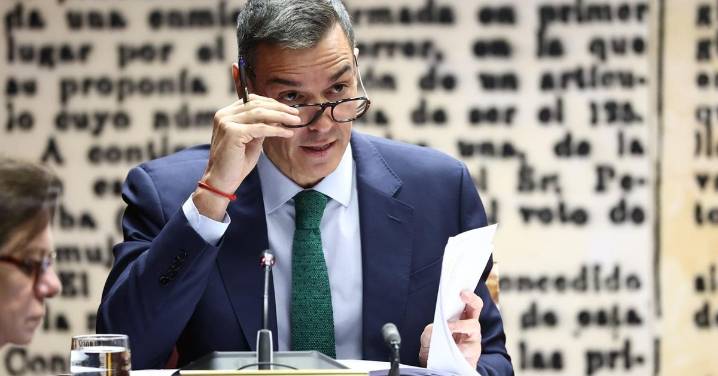 Las gafas de Dior de Pedro Sánchez se llevan todas las miradas en la comisión del Senado