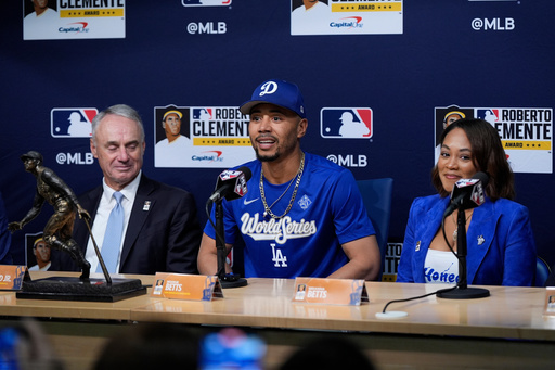 Mookie Betts es galardonado con el Premio Roberto Clemente por su labor humanitaria