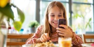 Los niños con mayor exposición a redes sociales obtienen peores resultados en exámenes de lectura y memoria, según un estudio reciente