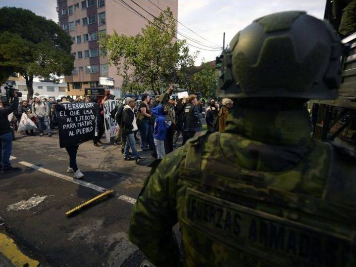 Rock-throwing mob ambushes Ecuador president’s motorcade