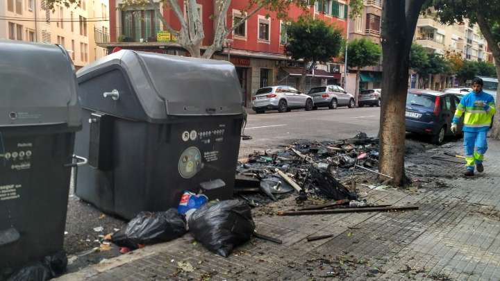 Vecinos de Bilbao se movilizan contra la quema constante de contenedores: "Nos sentimos abandonados"