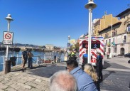 Un joven rescata a una anciana en Gijón que se precipitó al agua en el Muelle
